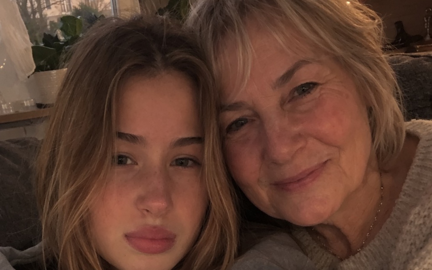 
        Dwie kobiety, matka i córka, uśmiechające się do kamery.
    