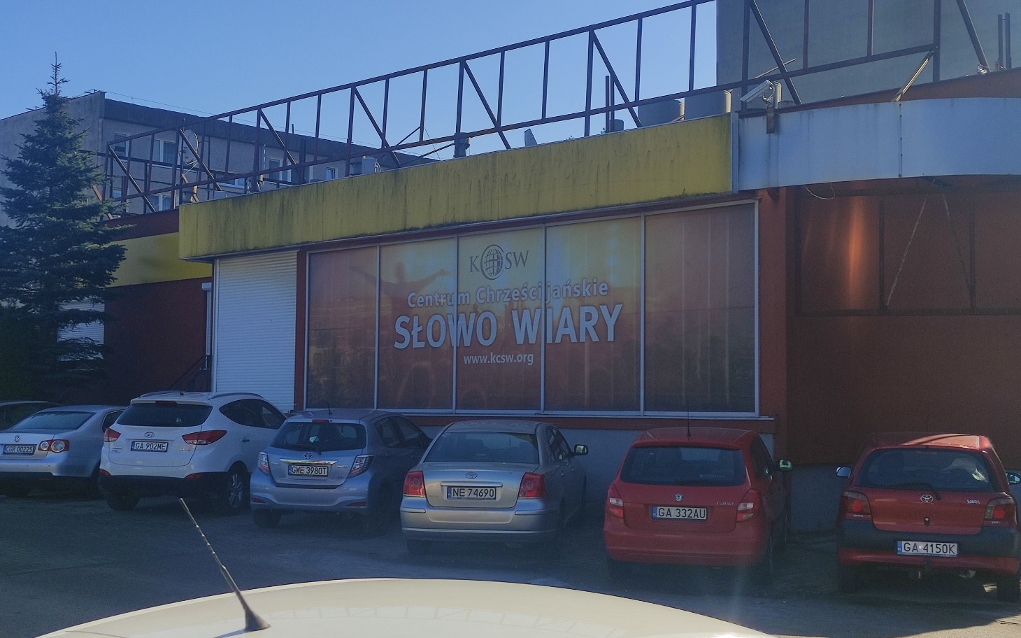 
        Budynek z reklamą Centrum Chrześcijańskiego Słowo Wiary.
    