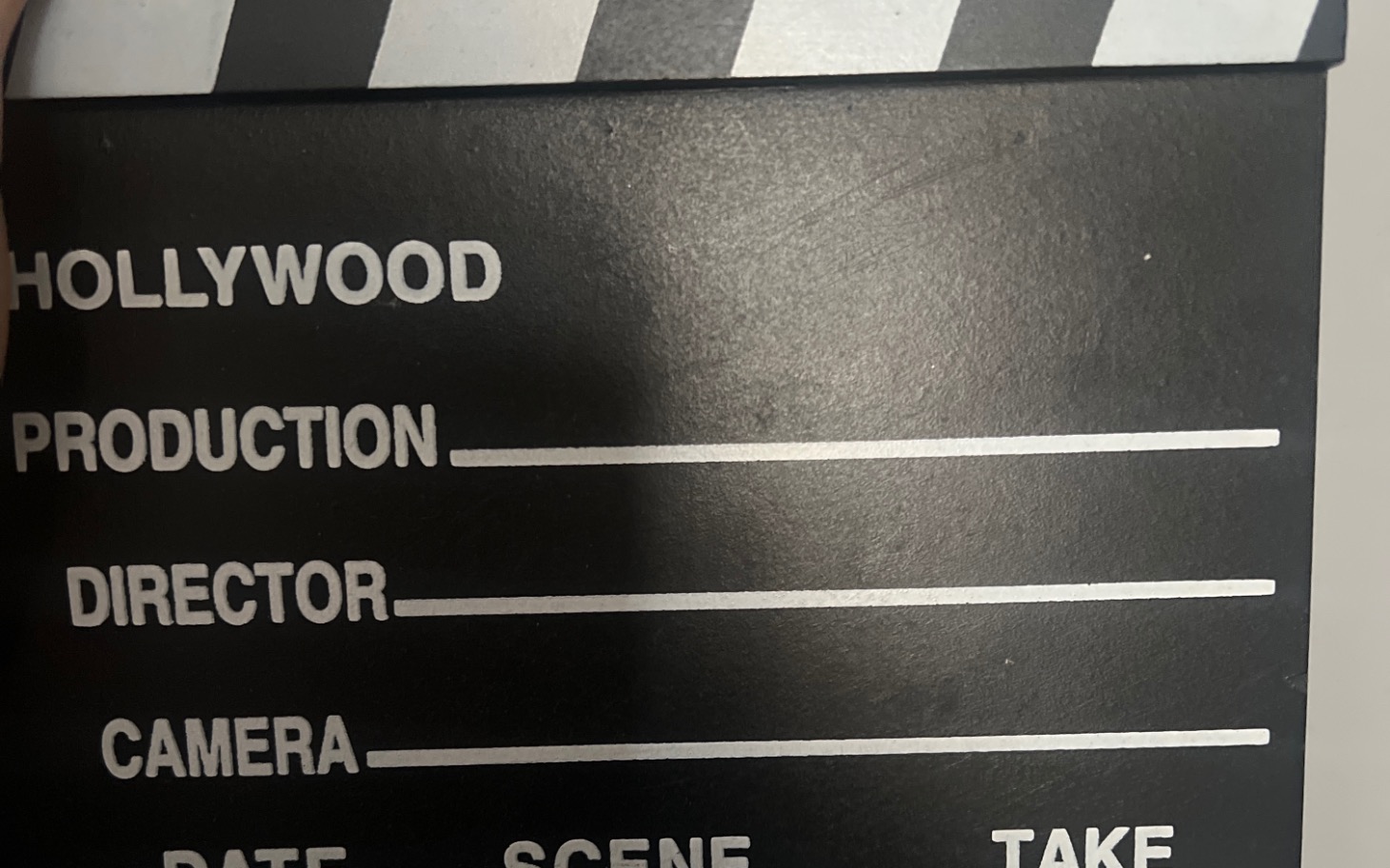 
        Klaps filmowy z miejscem na wpisanie tytułu i danych produkcji.
    