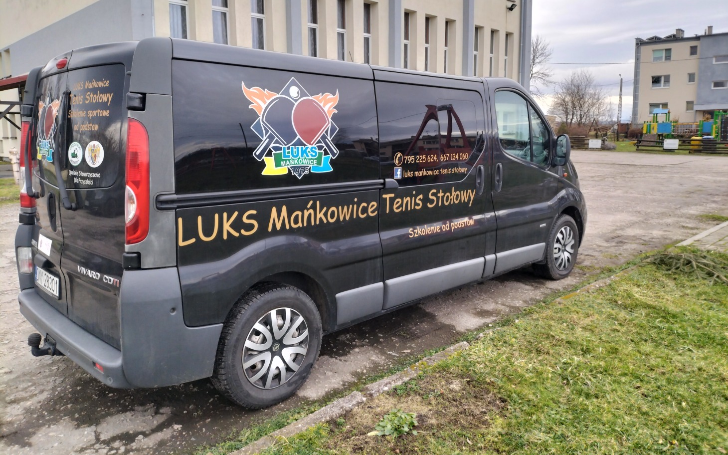 
        Małe dziecko bawiące się zabawkami na macie.
    