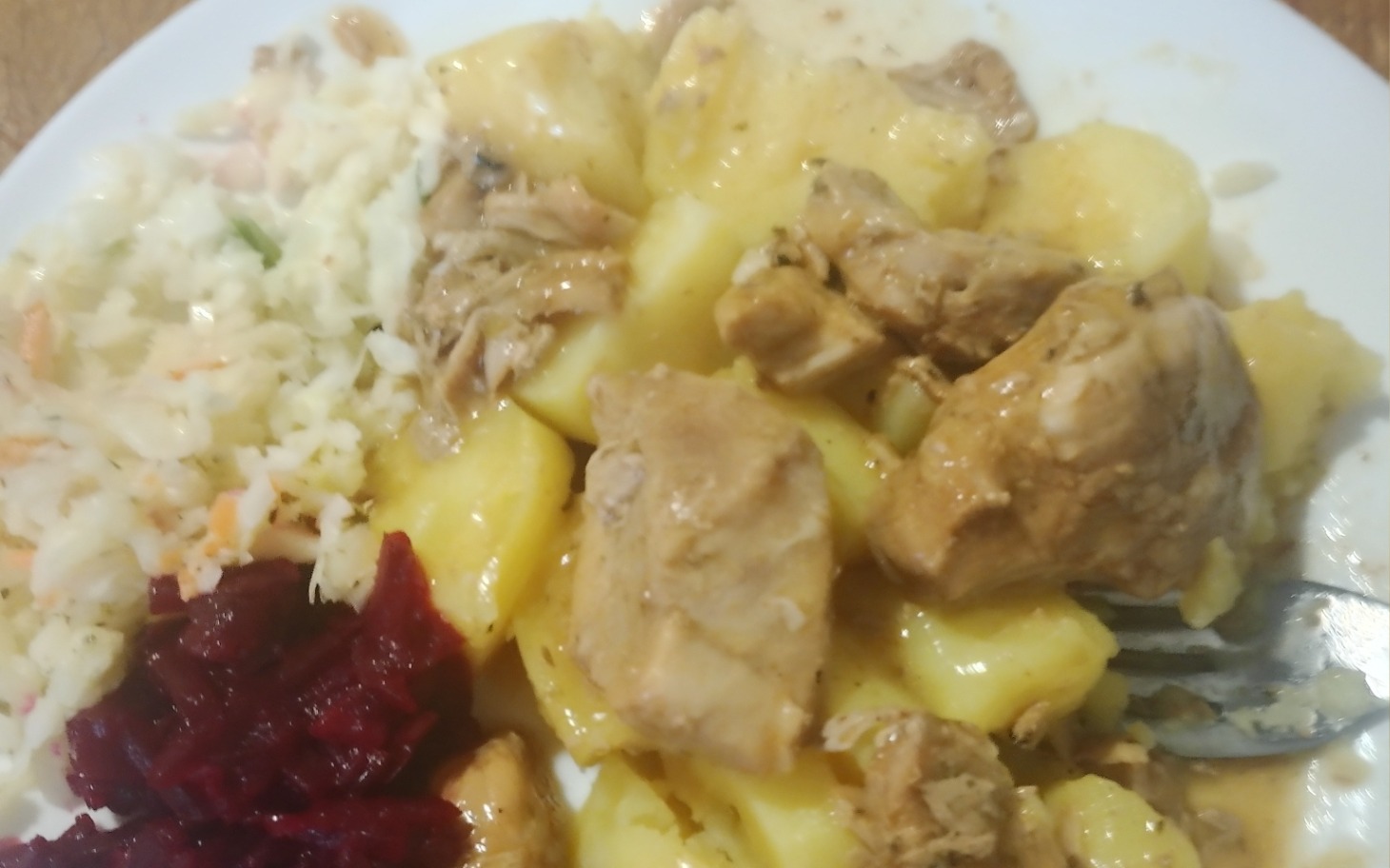 
        Pyszny obiad z mięsem, ziemniakami i surówkami.
    