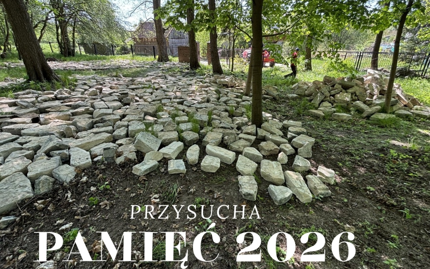 
        Widok na teren z kamieniami, przygotowywany do prac.
    
