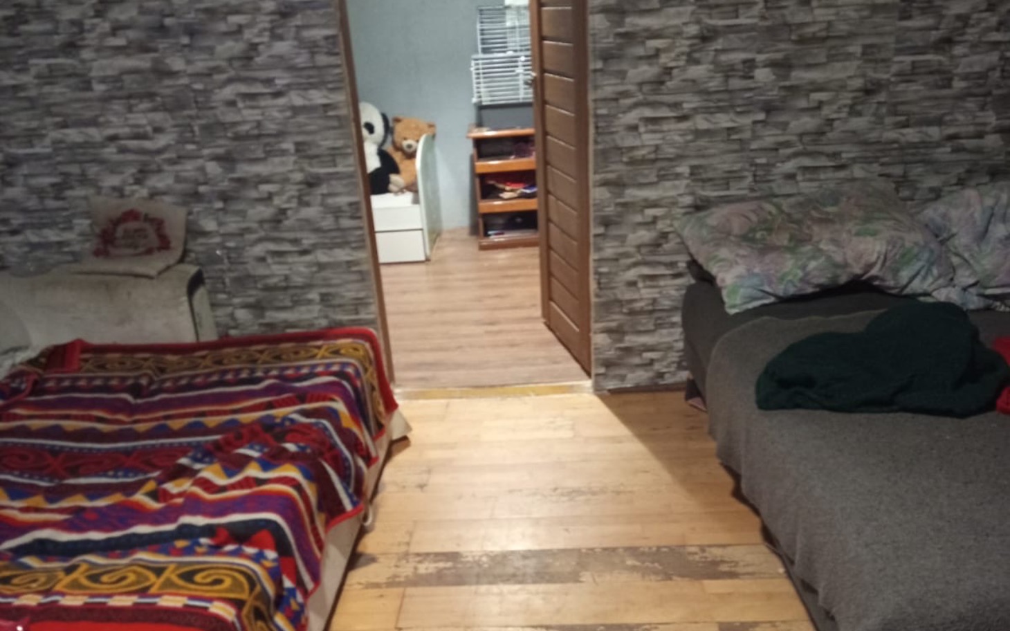 
        Wnętrze pokoju z dwoma łóżkami i dekoracjami.
    