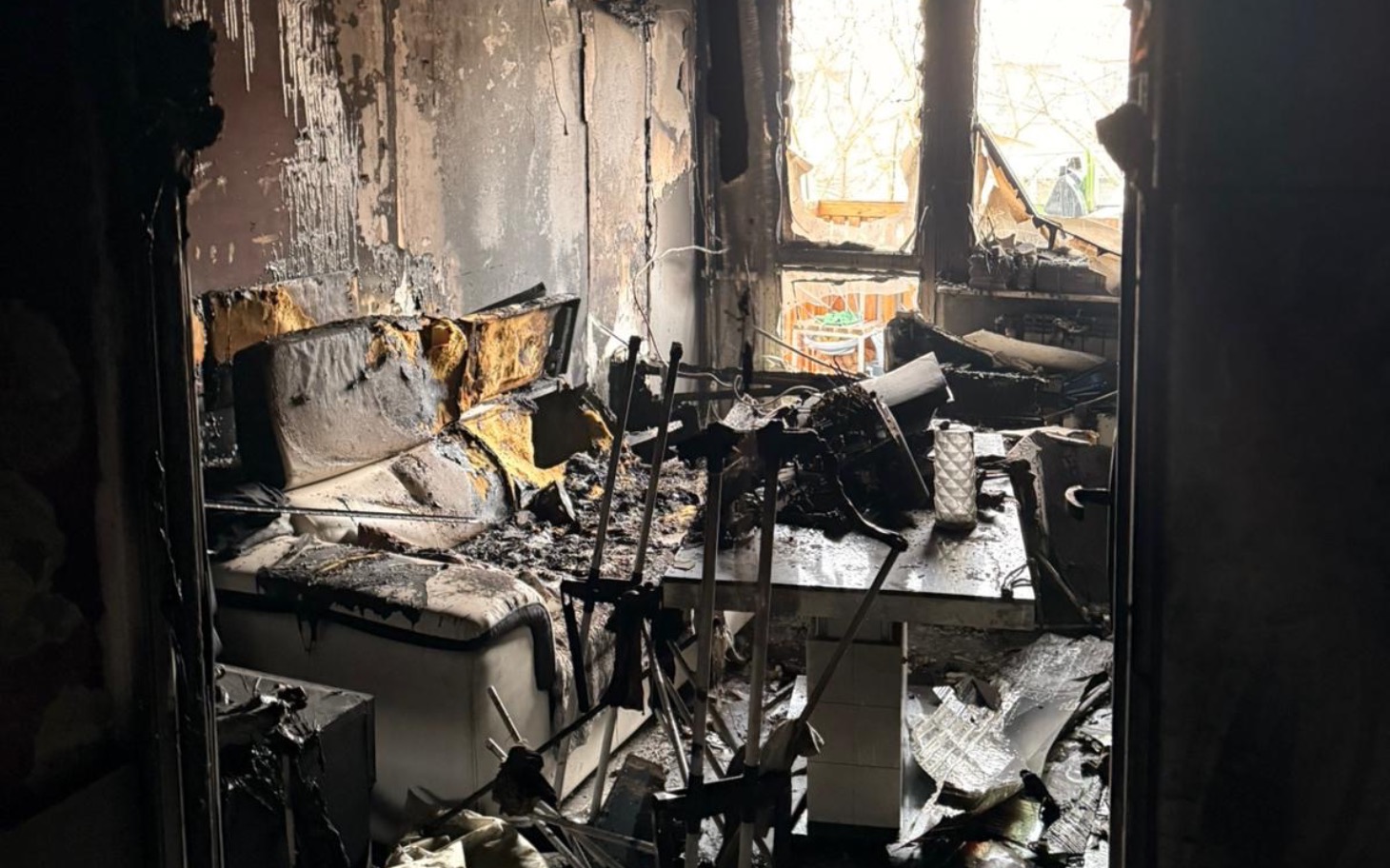 
        Zniszczone wnętrze mieszkania po pożarze.
    