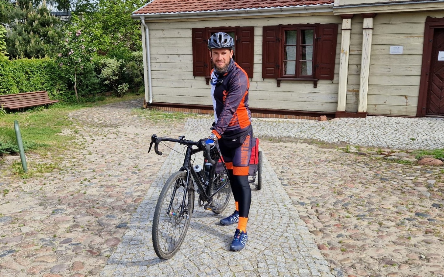 
        Mężczyzna na rowerze, gotowy do jazdy w malowniczej scenerii.
    