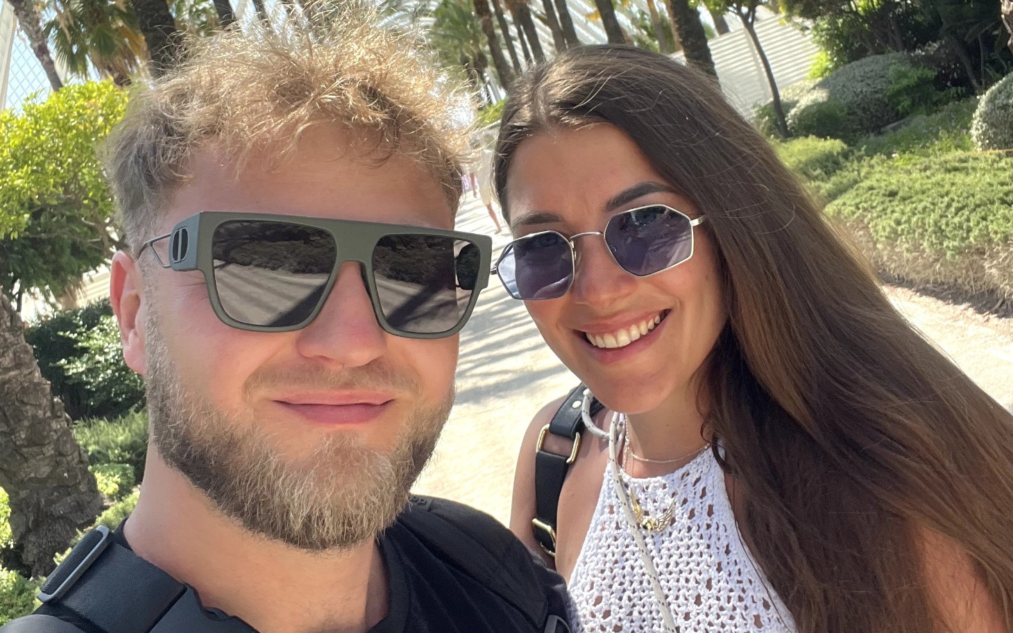 
        Para przyjaciół na spacerze, uśmiechnięci w słoneczny dzień.
    