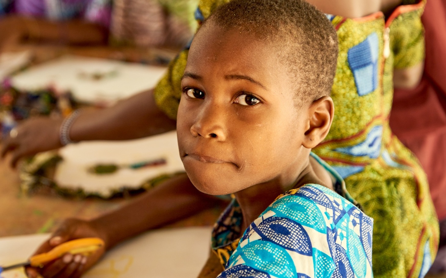 
        Dziecko pracujące nad rysunkiem w grupie.
    