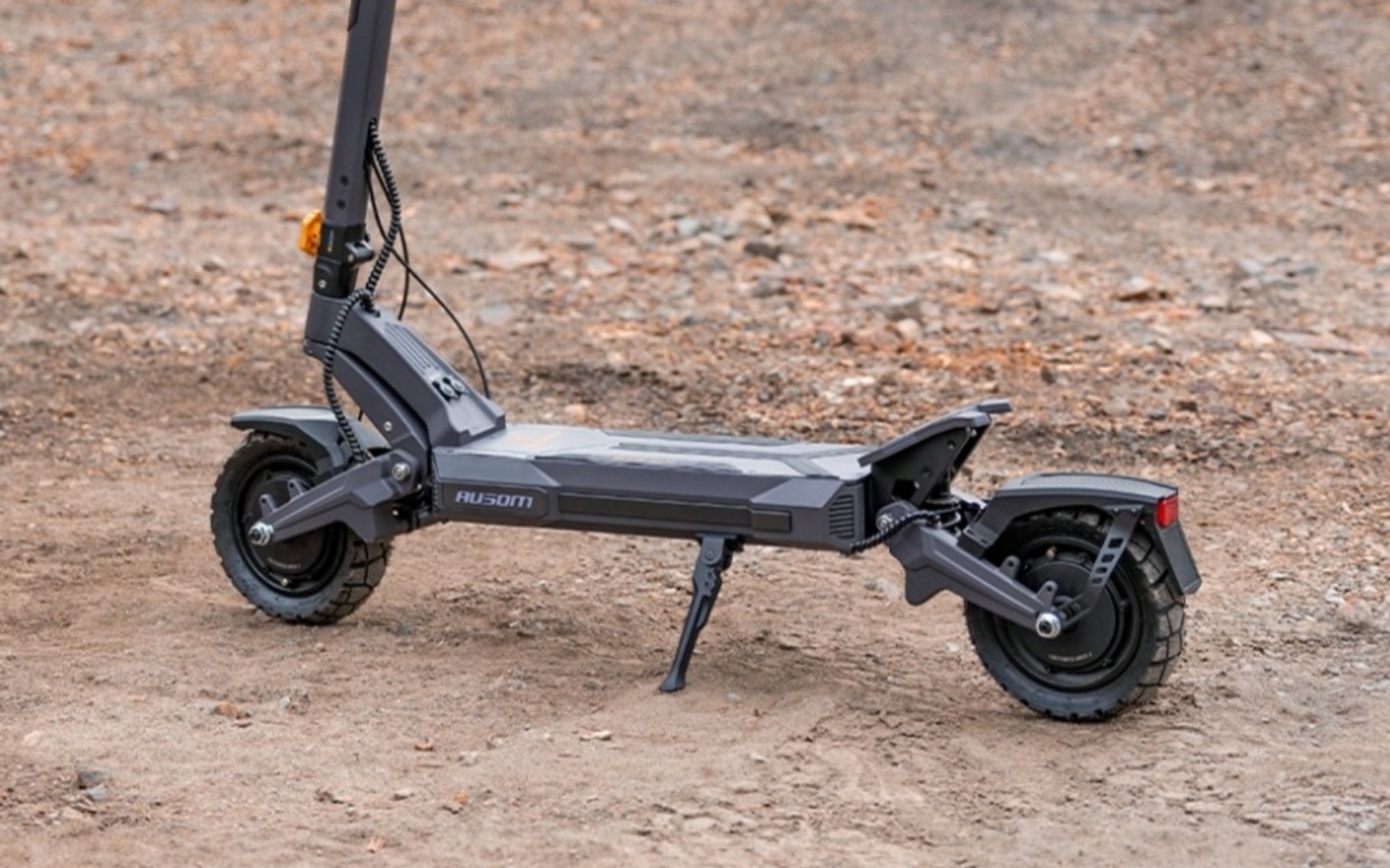 
        Skuter elektryczny na nieutwardzonej drodze.
    