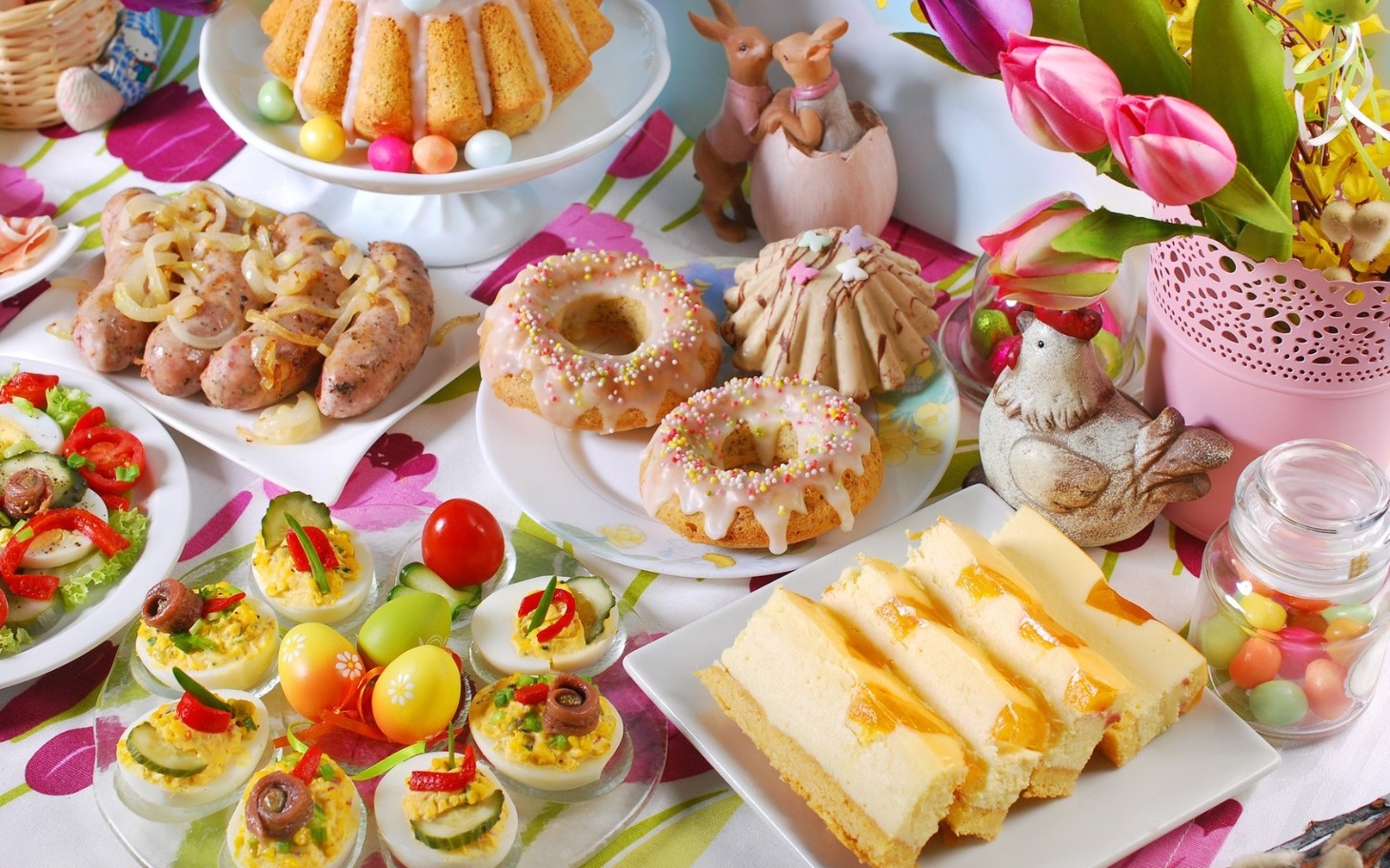 
        Stół z różnorodnymi potrawami i słodkościami na przyjęcie.
    