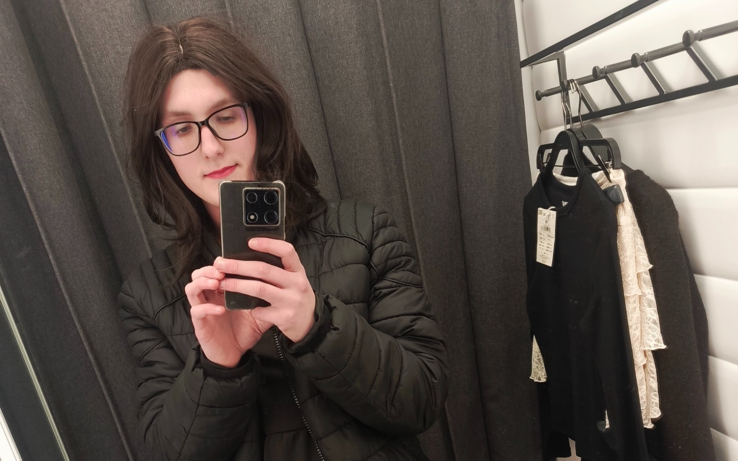 
        Osoba w lustrze z długimi włosami i okularami.
    