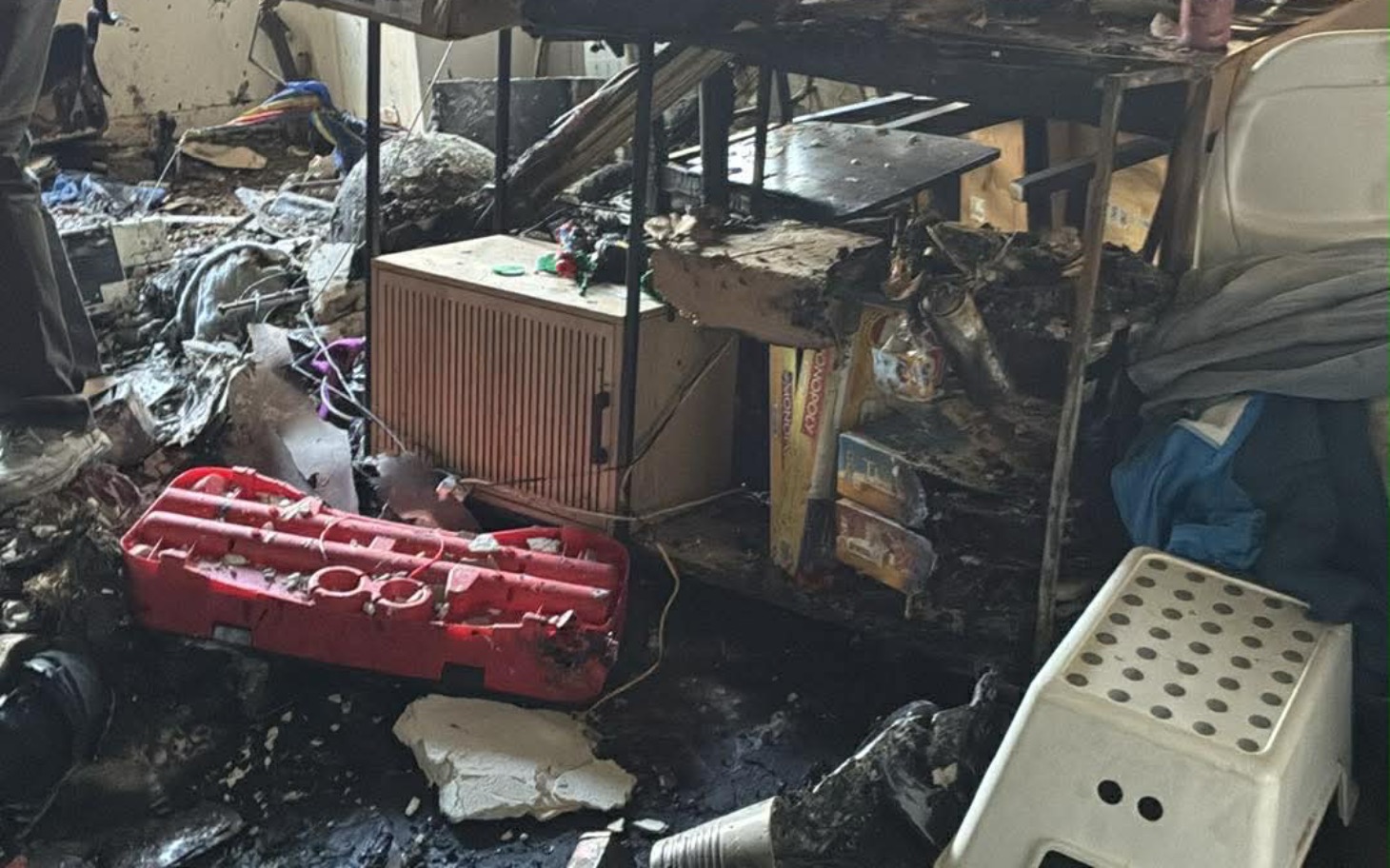 
        Zniszczone wnętrze po pożarze, bałagan i zniszczenia.
    