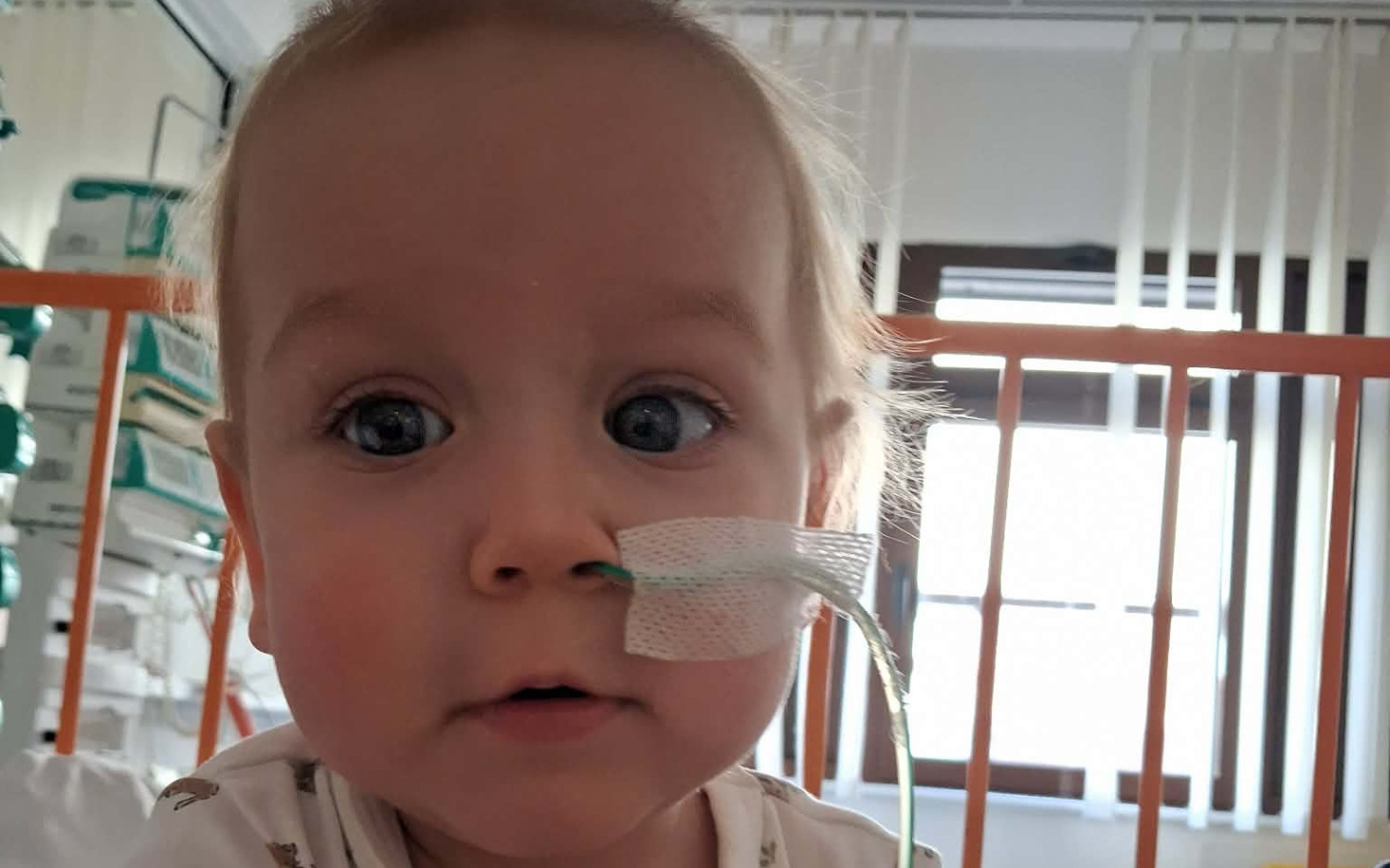 
        Małe dziecko w szpitalu z rurką tlenową.
    