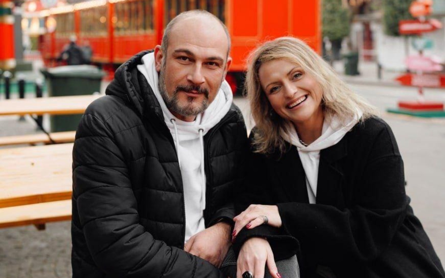 
        Para siedząca razem w miejskim otoczeniu.
    