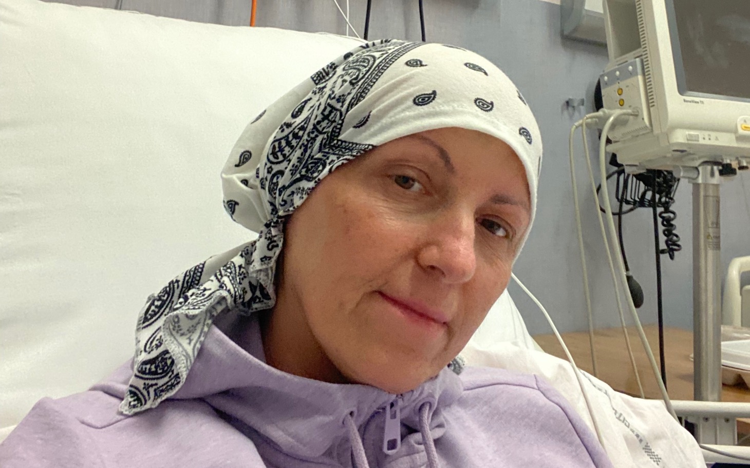 
        Kobieta w szpitalu, nosząca chustkę na głowie.
    