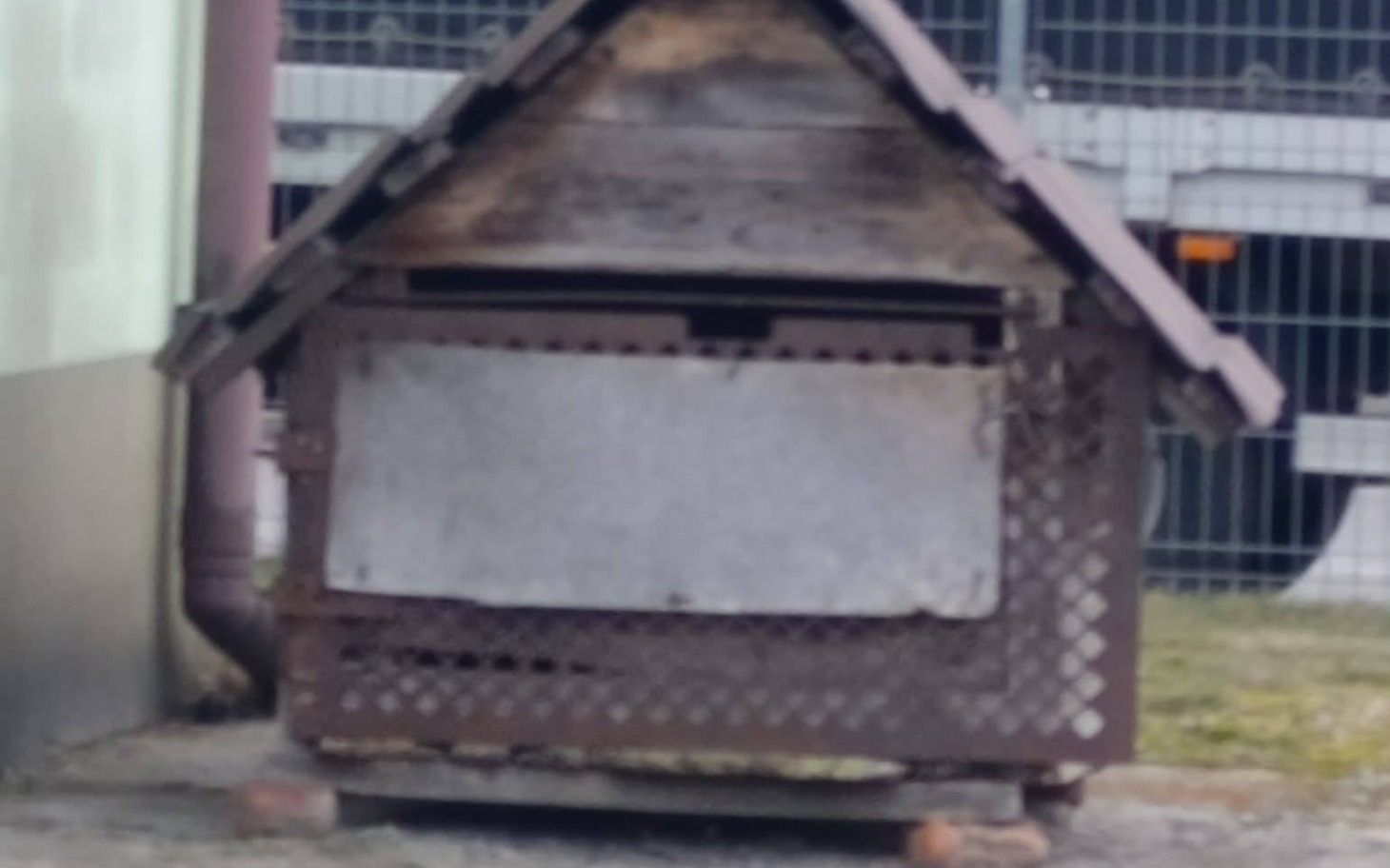 Stara budka dla psa, z widocznymi oznakami zużycia.