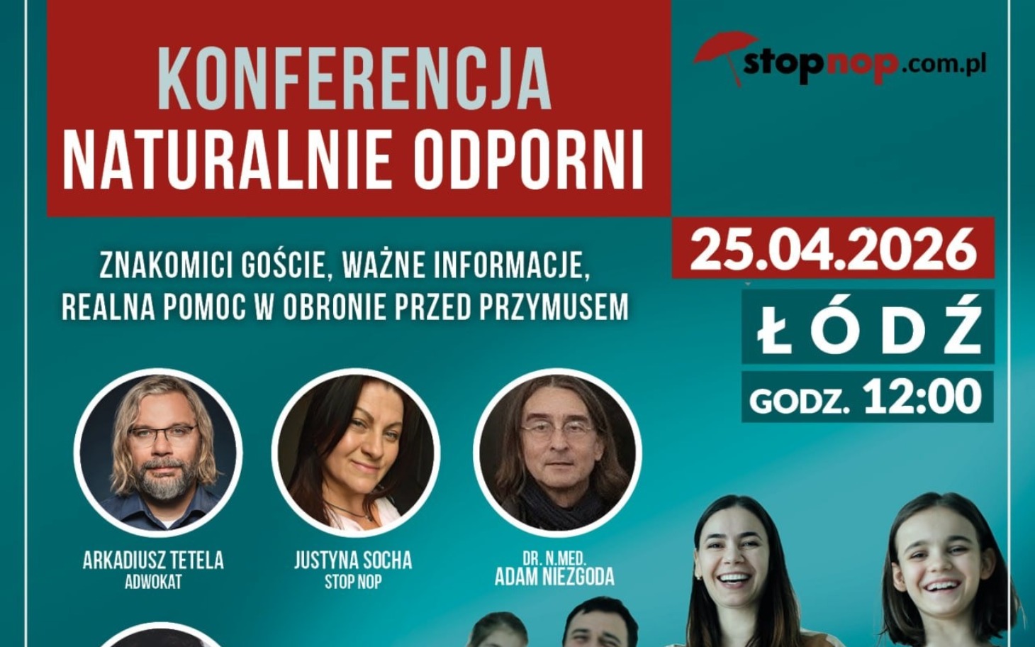 
        Czarny chihuahua na zielonej trawie, uroczy i czujny.
    