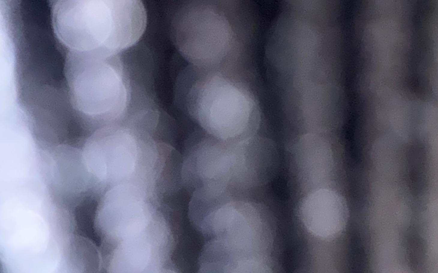 
        Rozmyte bokeh w tle, tworzące artystyczny efekt.
    