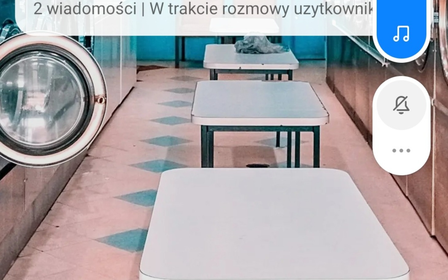 
        Pralnia z białymi stołami i maszynami do prania.
    