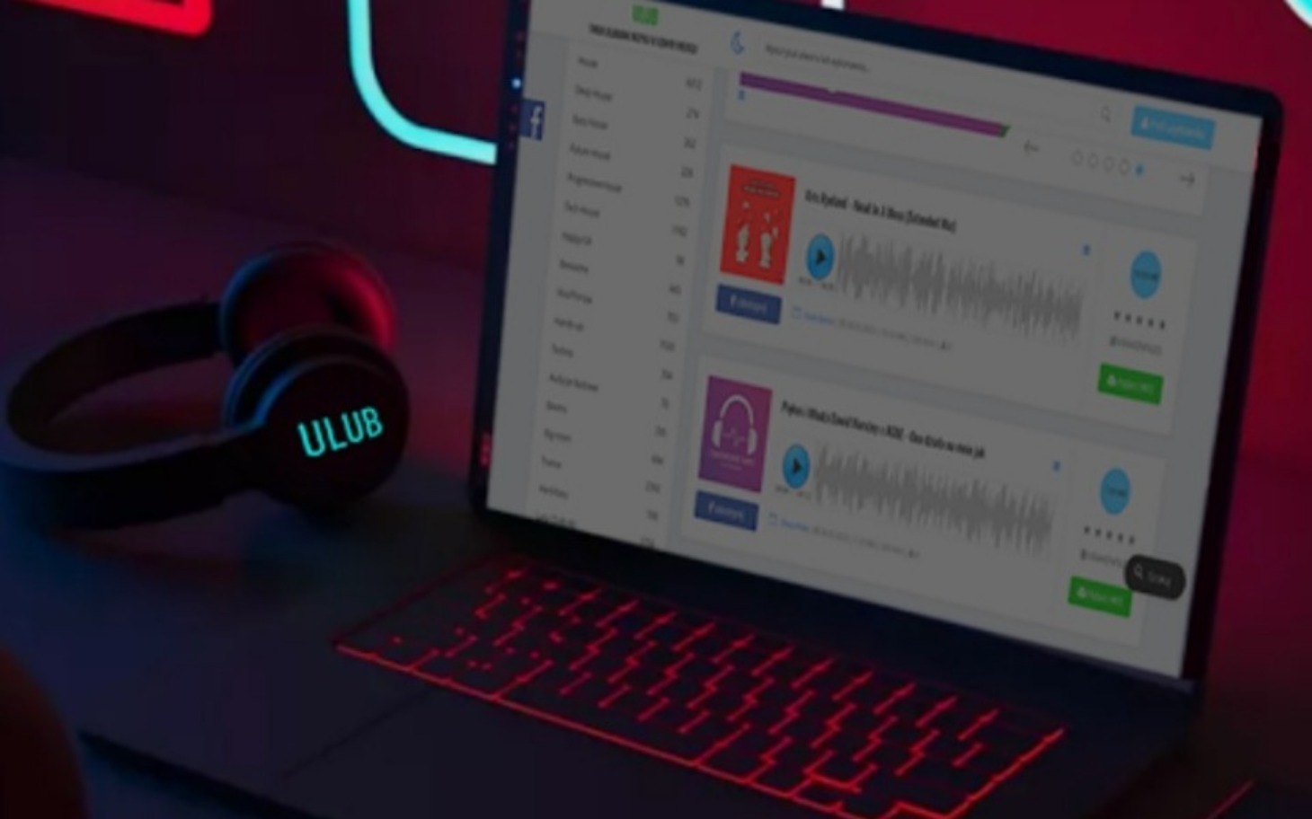 
        Laptop z aplikacją muzyczną i słuchawkami na tle neonów.
    