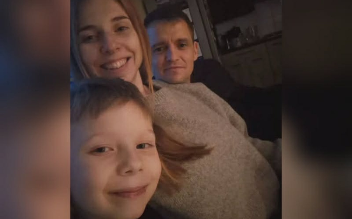 
        Rodzina na kanapie, uśmiechnięci i zrelaksowani.
    