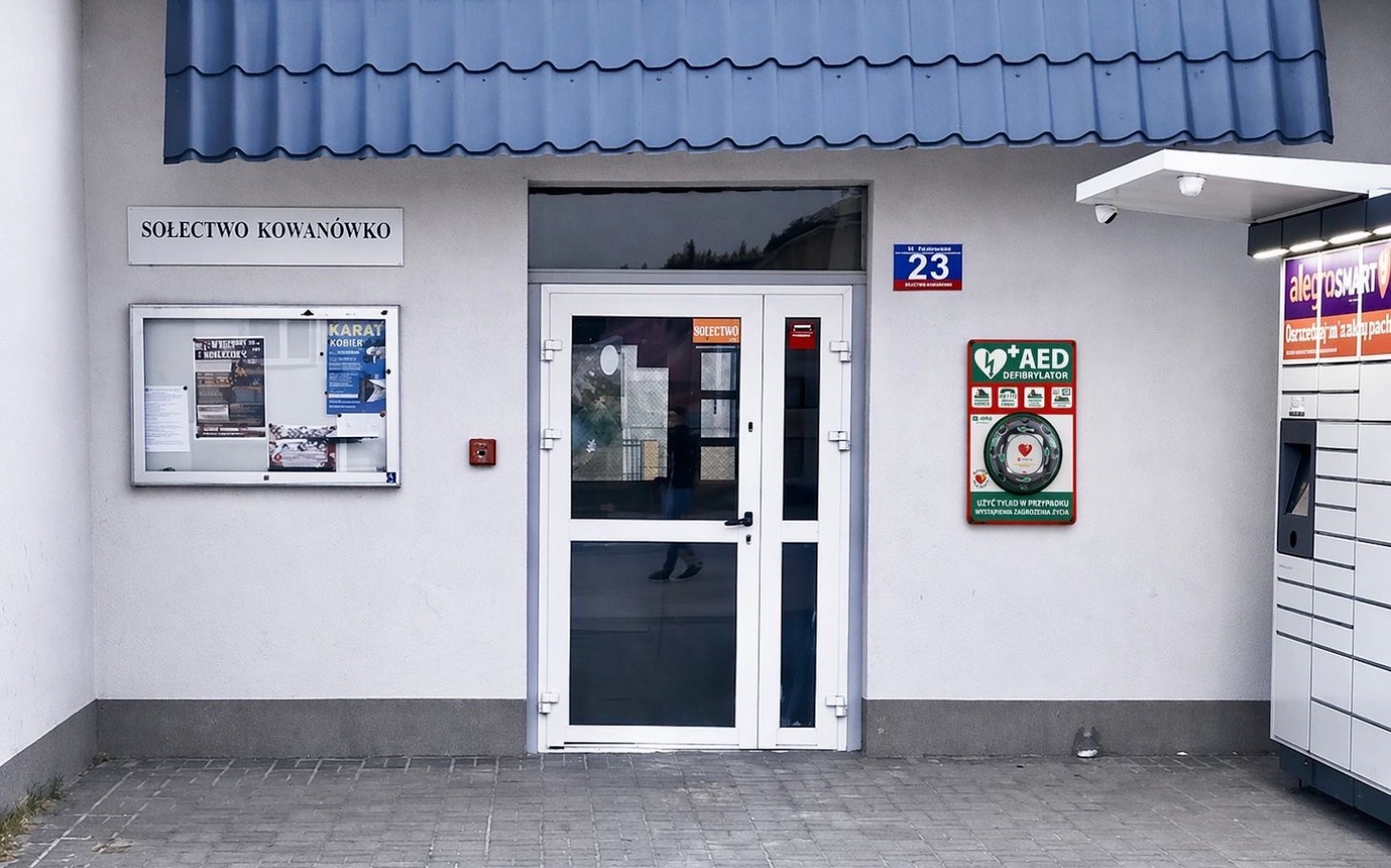 
        Budynek sołectwa z tablicą informacyjną i AED.
    