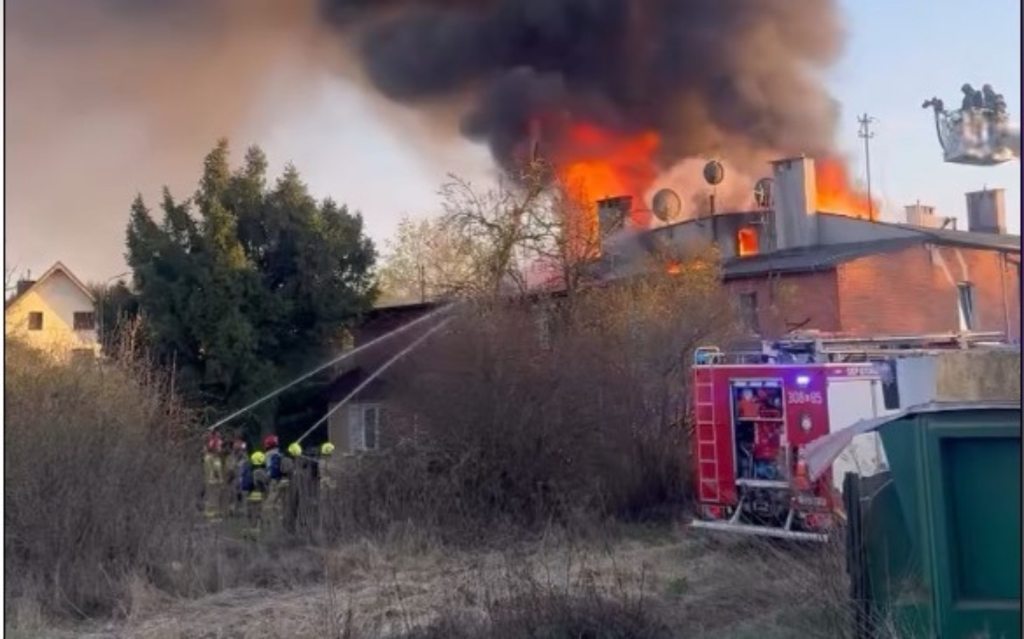 
        Pożar w budynku, strażacy walczą z ogniem w trudnych warunkach.
    