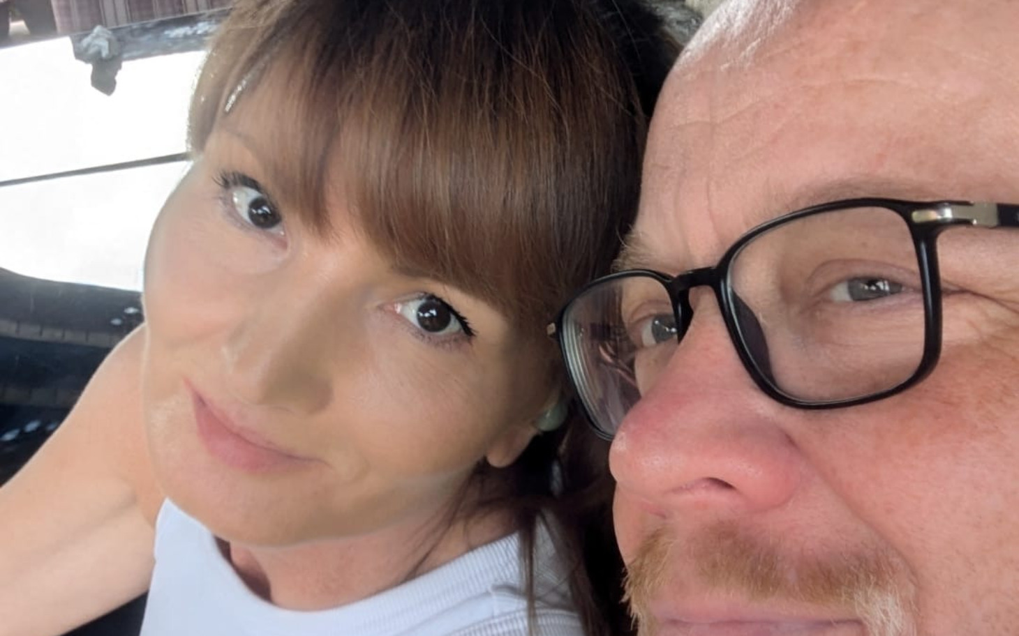 
        Para w samochodzie, bliskie ujęcie twarzy.
    