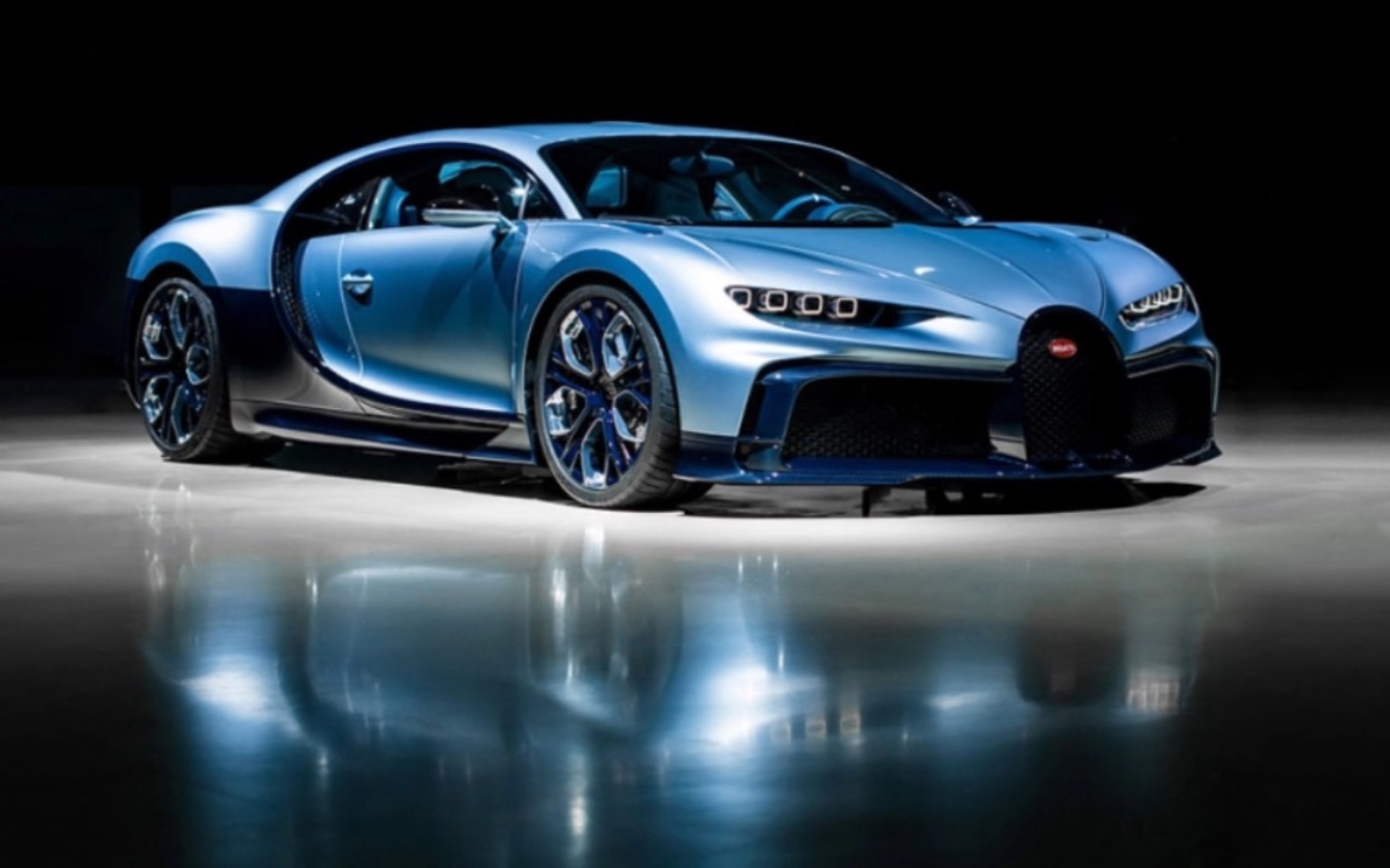 
        Nowoczesny samochód sportowy w błękitnym kolorze na jasnym tle.
    