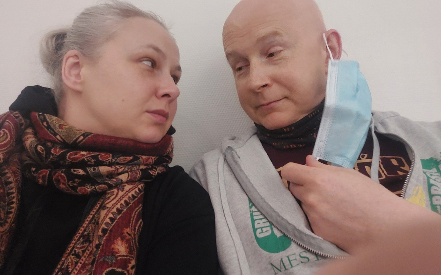 
        Para rozmawia w przyjaznej atmosferze, siedząc blisko siebie.
    