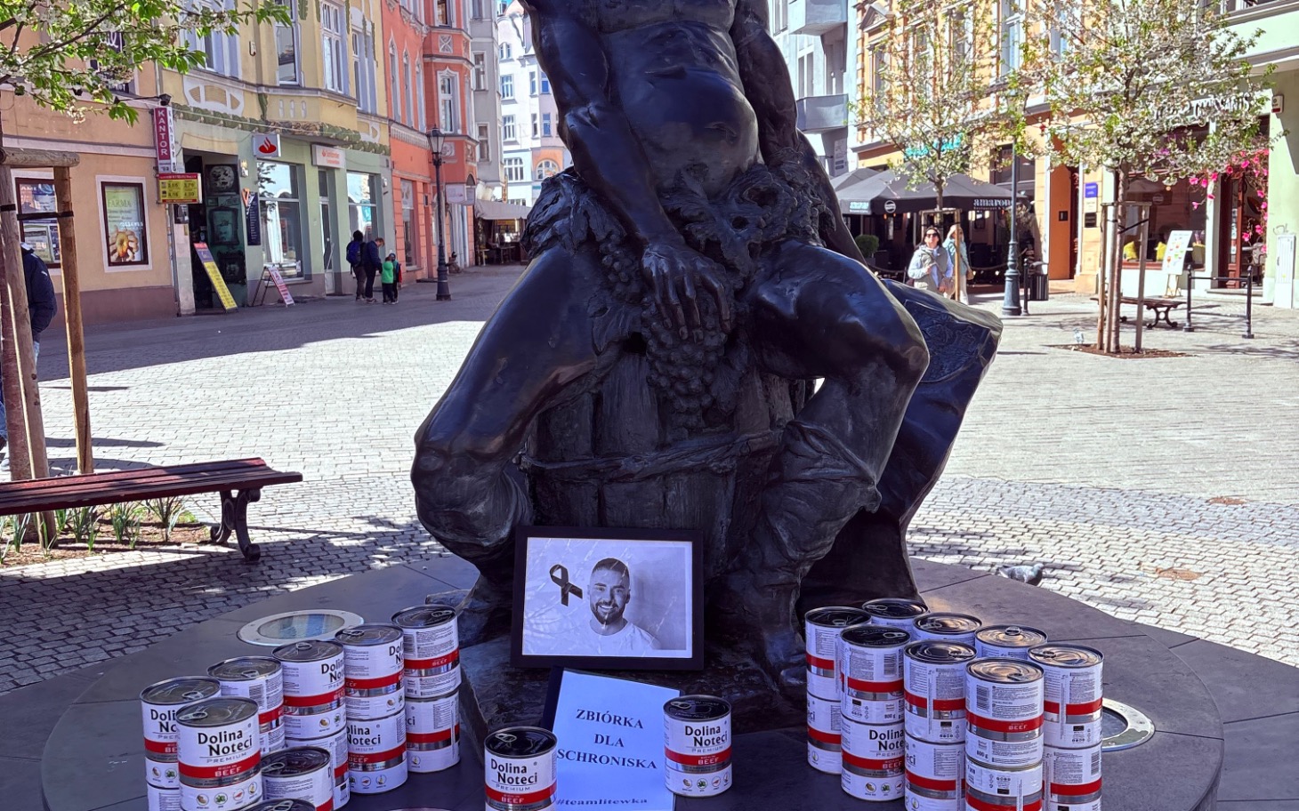 Pomnik z puszkami na zbiórkę dla potrzebujących.