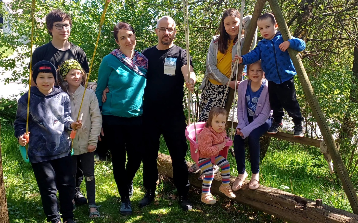 
        Pikantna kanapka z mięsem i świeżymi warzywami.
    