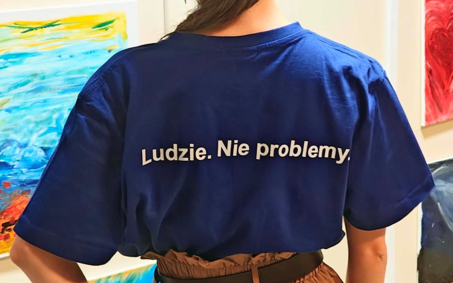 
        Kot z bliska, patrzący przez kraty klatki.
    