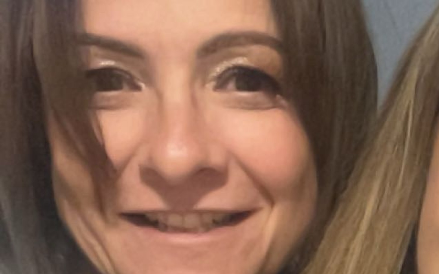 
        Uśmiechnięta kobieta z makijażem na zdjęciu.
    
