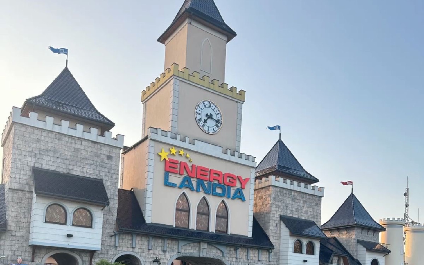 
        Zamek z wieżą zegarową w Energylandii.
    