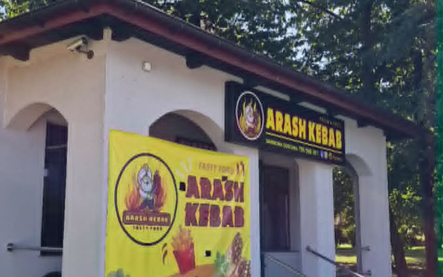 
        Restauracja z szyldem Arash Kebab.
    
