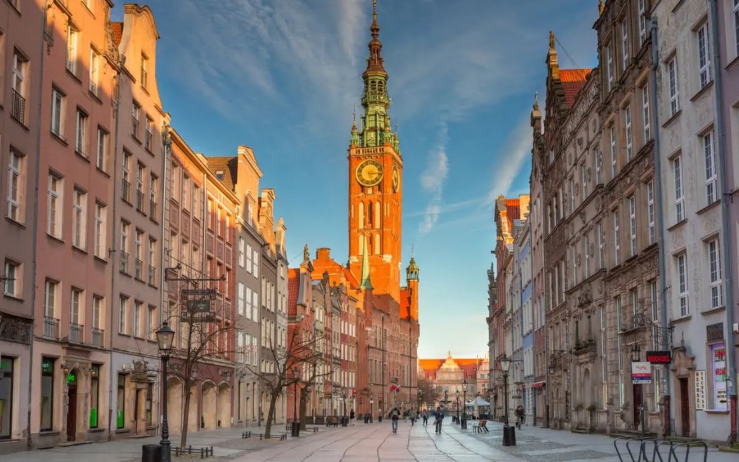 
        Widok na Gdańsk z wieżą zegarową w centrum.
    