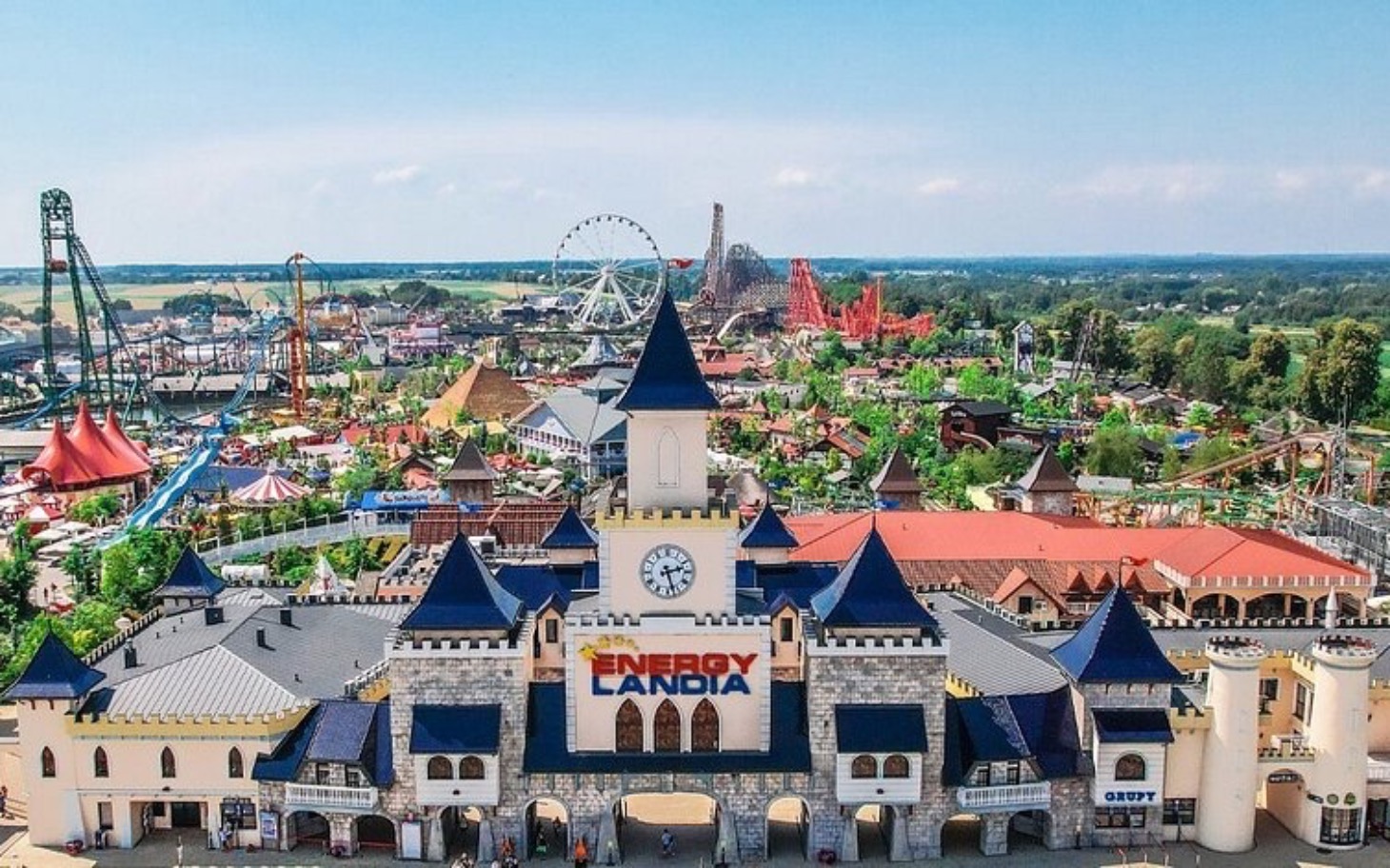 
        Widok na park rozrywki Energylandia z atrakcjami.
    