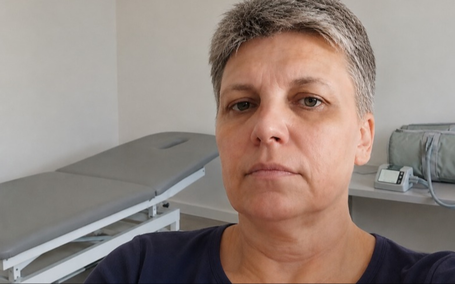 Selfie kobiety w gabinecie lekarskim, tło sprzęt medyczny.