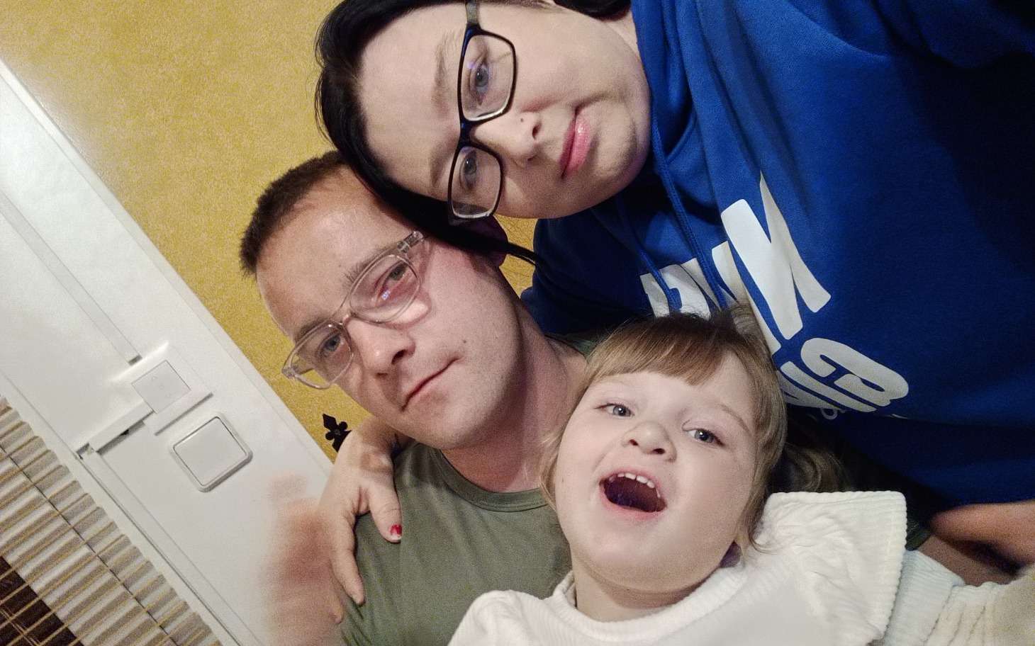 Rodzina pozująca do zdjęcia w domu.