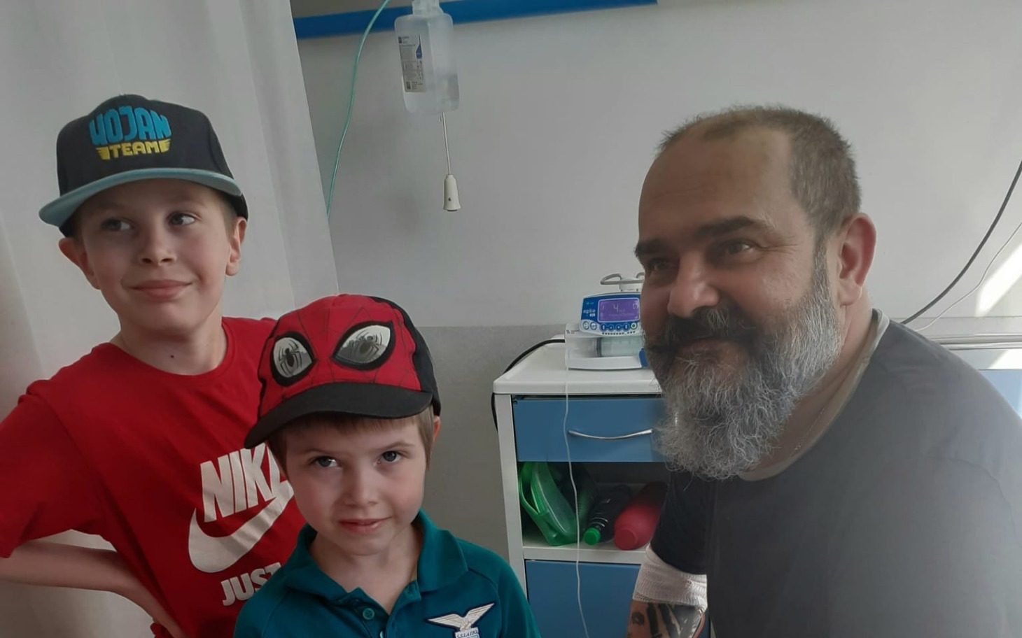 
        Dwóch chłopców z mężczyzną w szpitalu.
    