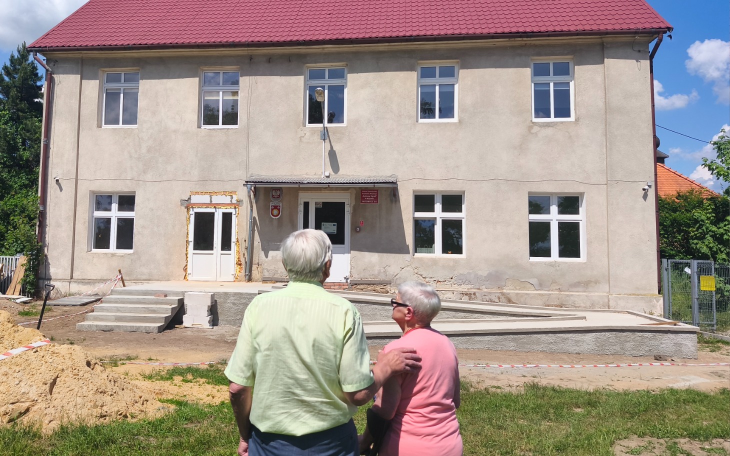 
        Starsza para ogląda dom w trakcie remontu.
    