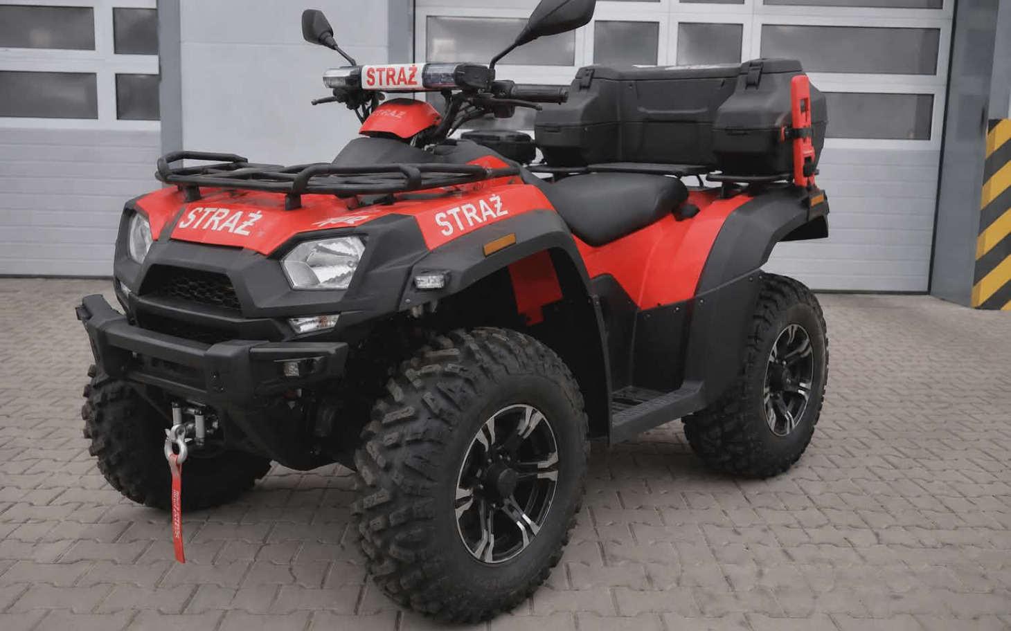 
        Czerwony quad strażacki, gotowy do akcji.
    