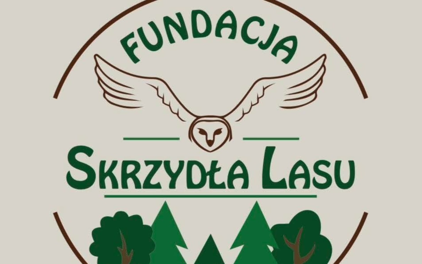 
        Logo fundacji z sową i drzewami, w zielonych odcieniach.
    