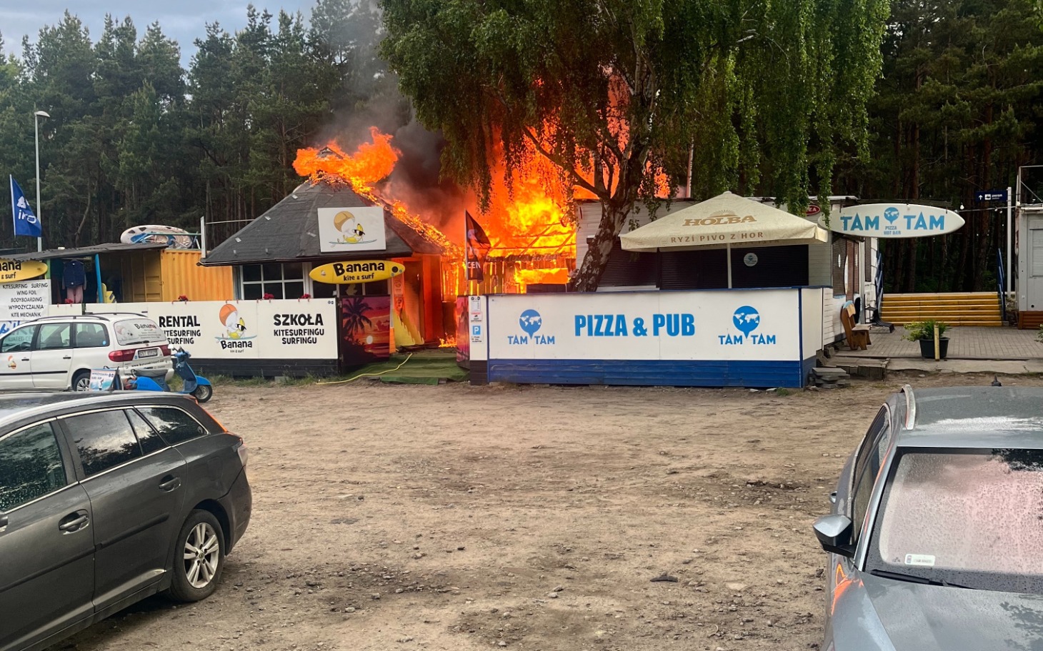 
        Pożar w budynku gastronomicznym w lesie.
    