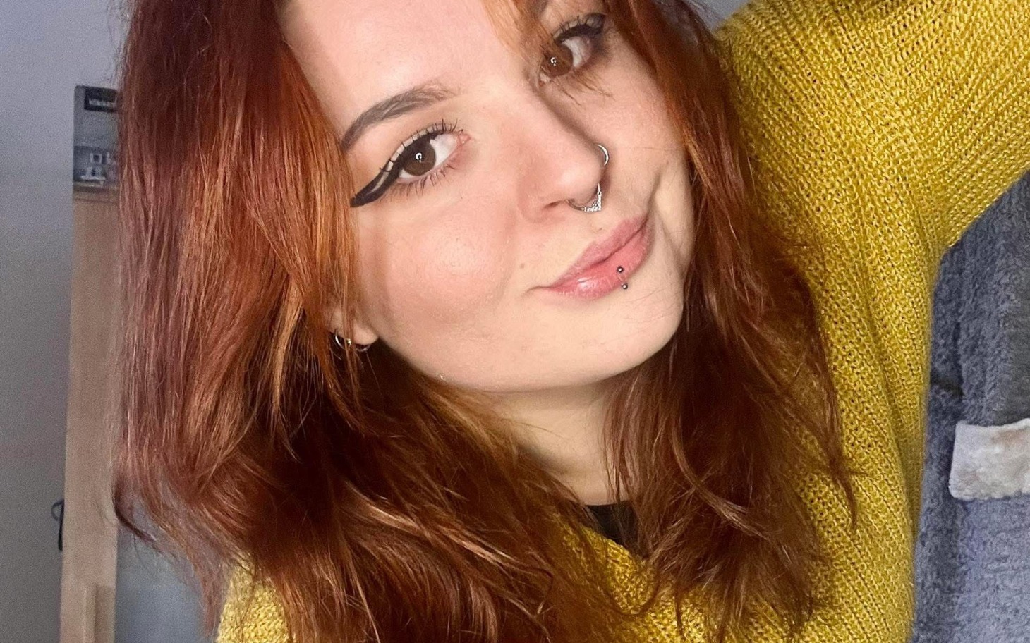 
        Bliski portret młodej kobiety z zielonym tłem
    