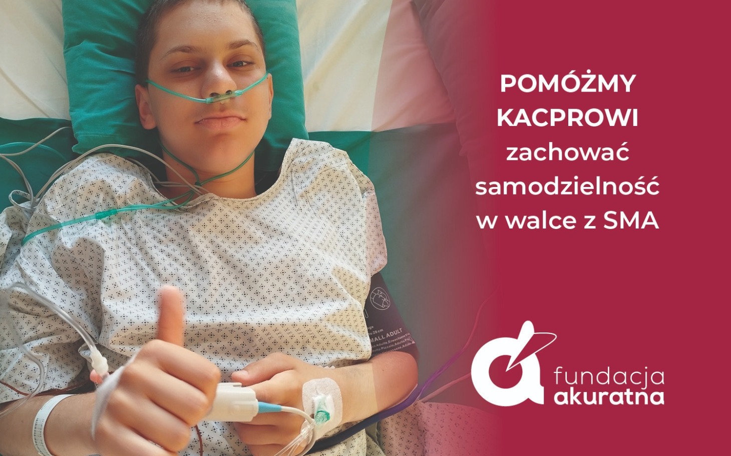 
        Grupa dzieci w zielonych koszulach, uśmiechnięte twarze w klasie.
    