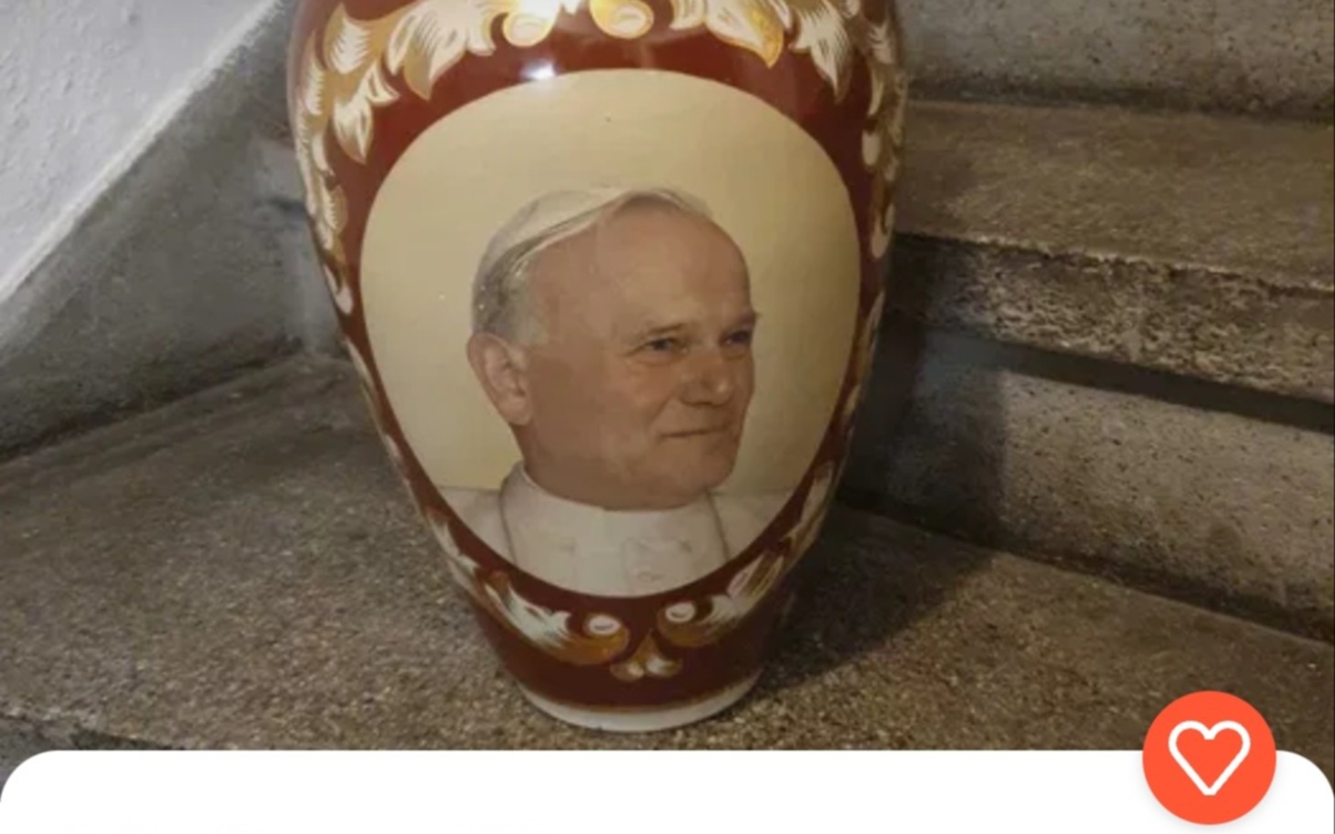 
        Piękny wazon z portretem papieża na tle schodów.
    