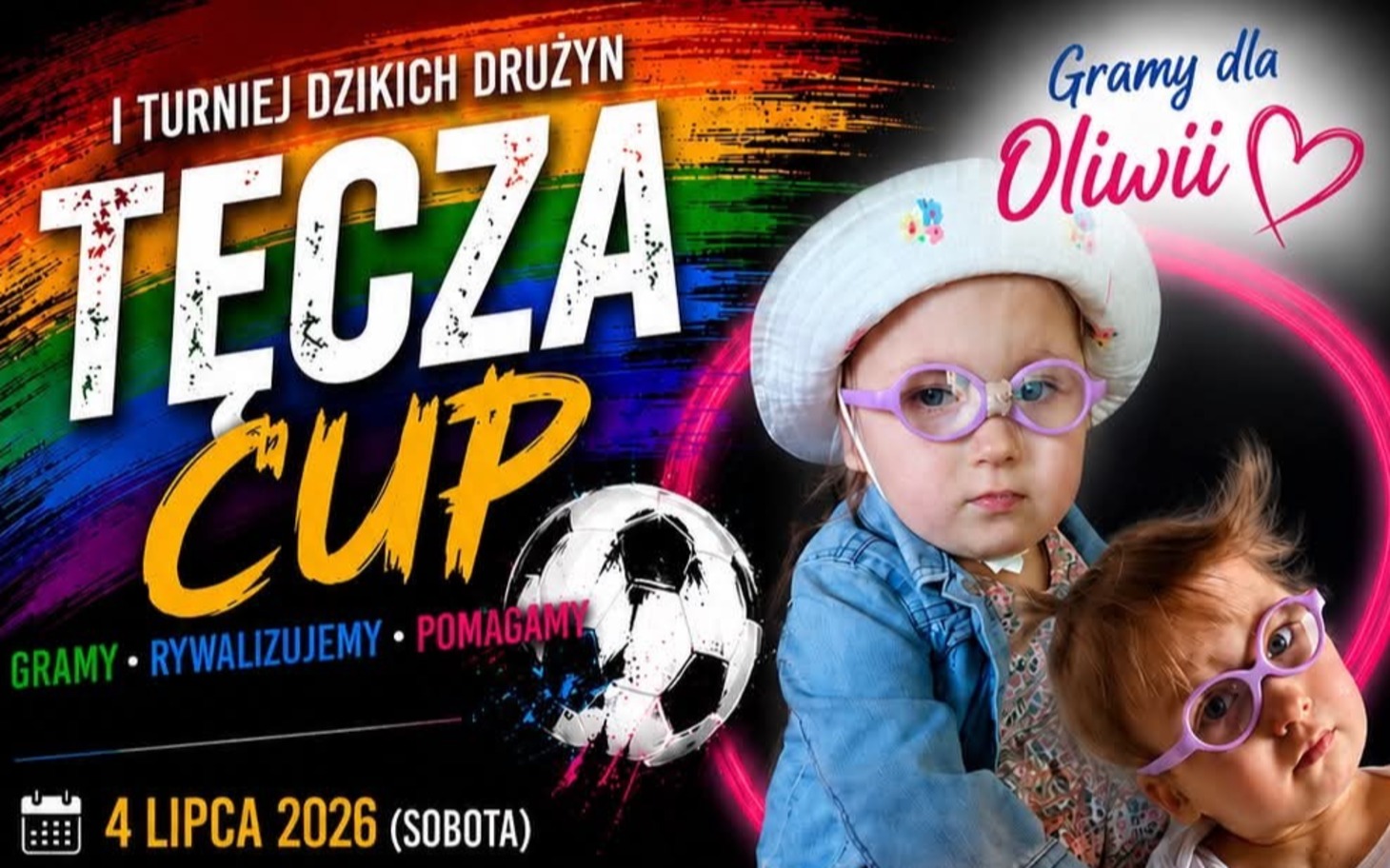 
        Kotek w pudełku, z dużymi oczami patrzy prosto w kamerę.
    