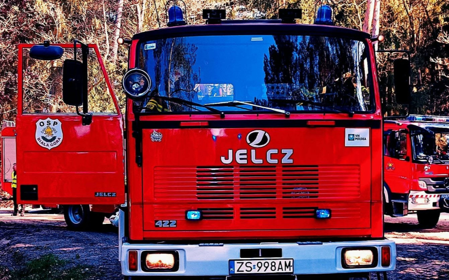 
        Kobieta oglądająca pocięte światła samochodu na ulicy w mieście.
    