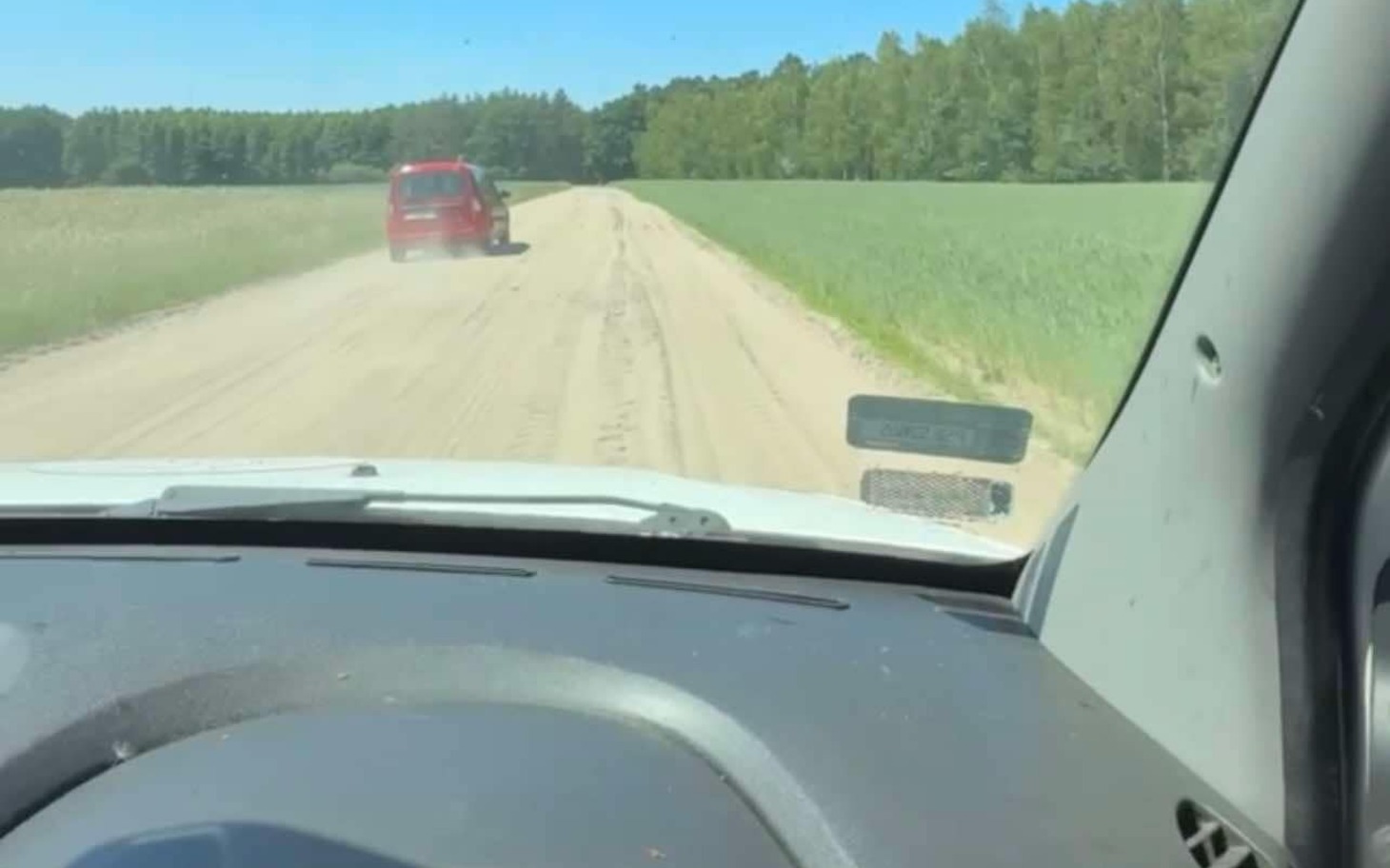 
        Okświetlony stojak rowerowy i akcesoria w tle.
    